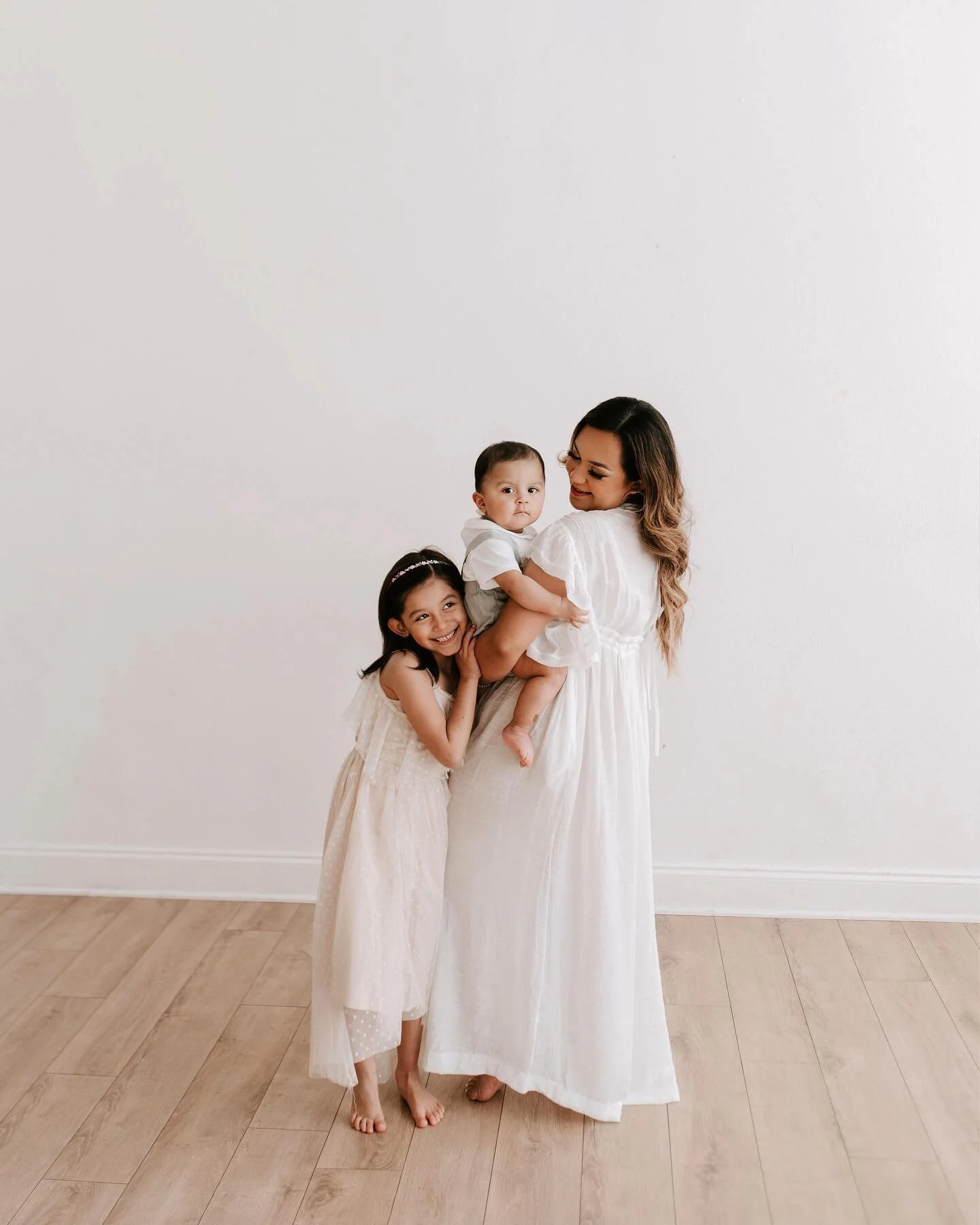 Imagine having a set of classic, timeless photographs of your babies 🤍 that&rsquo;s totally the vibe I get at @thelumenroom