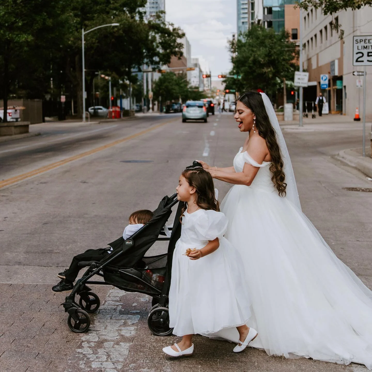 Your wedding day, the one day that&rsquo;s socially acceptable for it to be all about one woman and her wants and needs. But when your a mom, that mom life doesn&rsquo;t stop, even on your wedding day. Look at how @gabstaaa makes it look 💪🏼 #momlif
