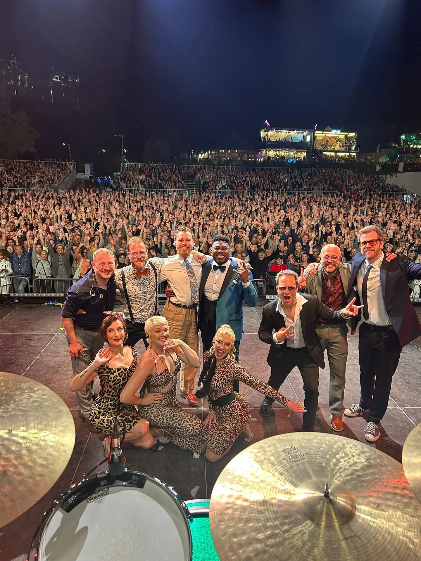 Had so much fun at @veszpremfest with @pmjofficial in Veszprem, Hungary

#pmjtour #pmj #postmodernjukebox #sax #saxophone #clarinet #veszprem #veszpremfest #daddario #daddariowoodwinds