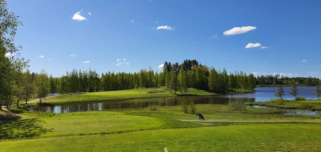 LAKESIDE GOLFIN JÄRVENRANTAA KIERSI 111 GOLFARIA LOISTOKELISSÄ!