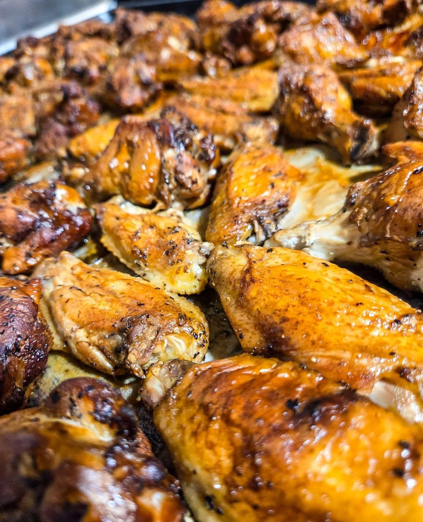 The Restaurant Week specials are around only until April 26! Catch 'em while you can 🍴⁠
⁠
Railroad St. Beer Hall &darr;⁠
Combo deal // $45⁠
&bull; 2 beers⁠
&bull; Wood-fired wings w/ choice of sauce⁠
&bull; Wood-fired peach burrata pizza⁠
⁠
Buffalo 