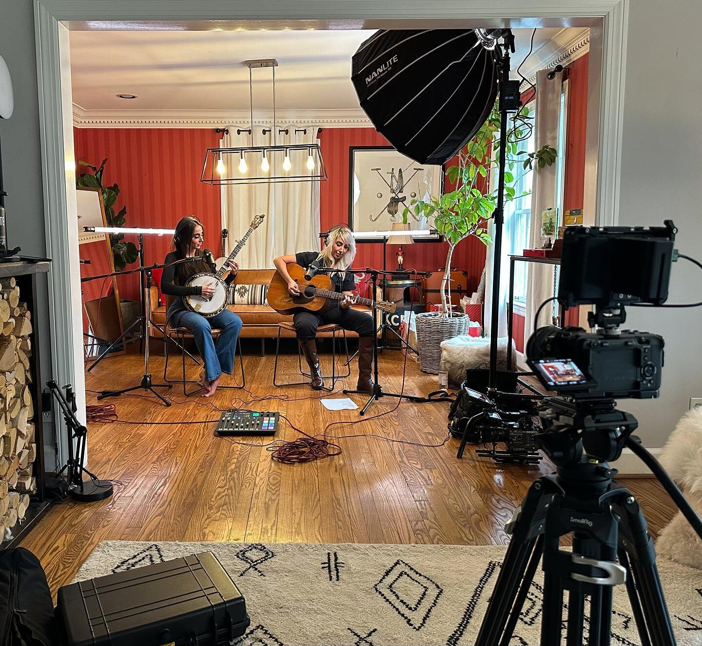#bts 🎬📸 Exciting things coming your way soon! xx
.
.
.
.
.
.
.
.
.
.
.
.
.
.
.
.
.
.
.
#video#bts#photgraphy#duo#music#acoustic#martin#banjo#guitar#nashville