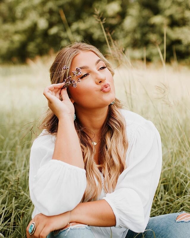 A little peek into @julia_sisk spring session! 🦋 She is seriously one of the sweetest souls ever!!