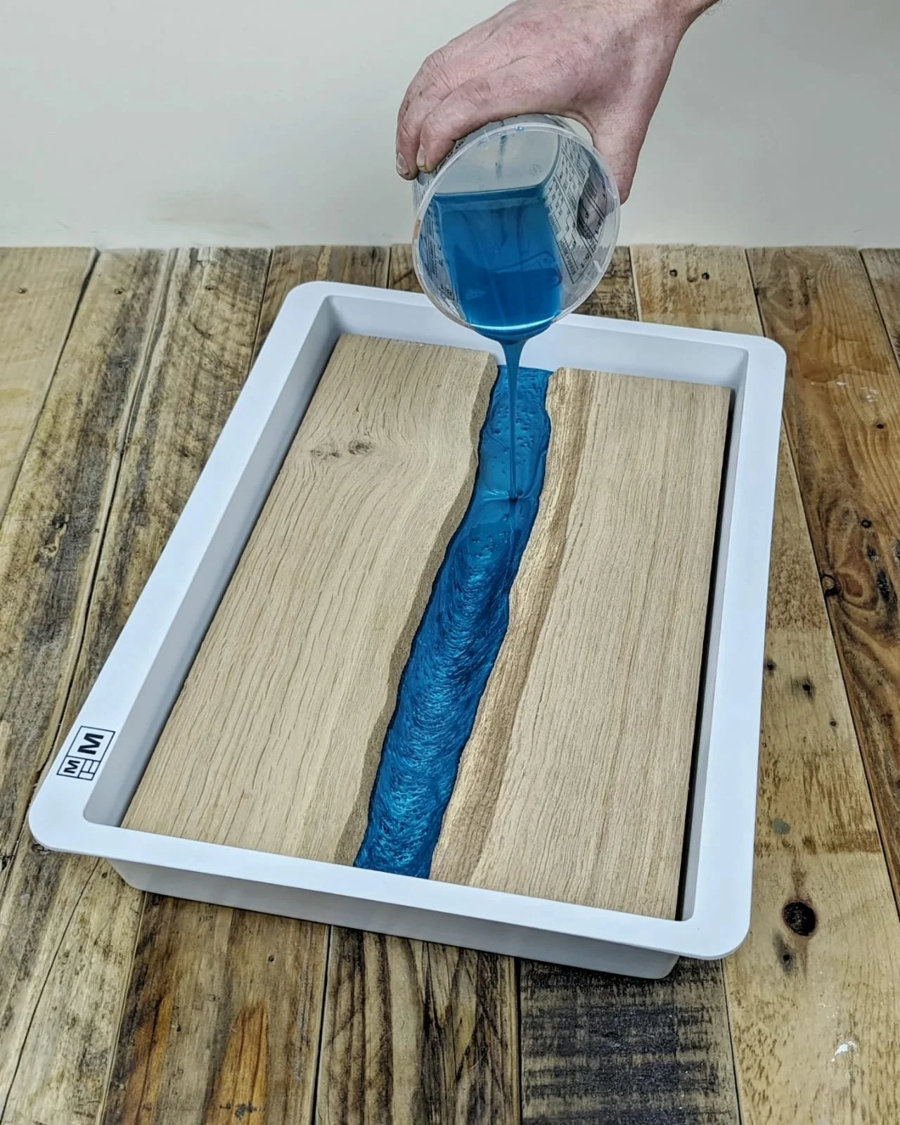 Crafting a Stunning River Resin Chopping Board: A Step-by-Step Guide