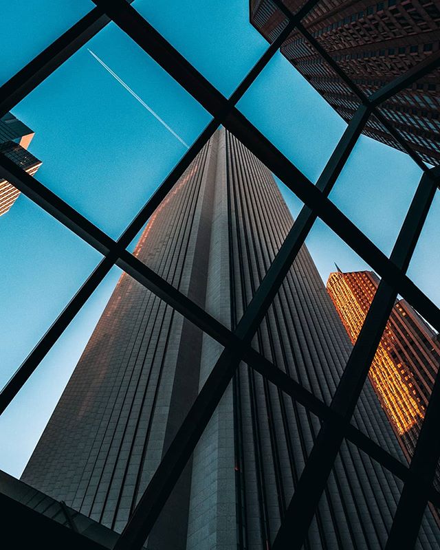 #everyday
One day I'll perfect this shot.
Lil Wayne - Mona Lisa (feat. Kendrick Lamar)
&deg;
&deg;
&deg;
#chicagoarchitecture #chicago #instagram312 #electic_shotz #bluehour #lookup #flippinchi #theimaged #moodyvibes #aoncenter #googlenik #filmmaking