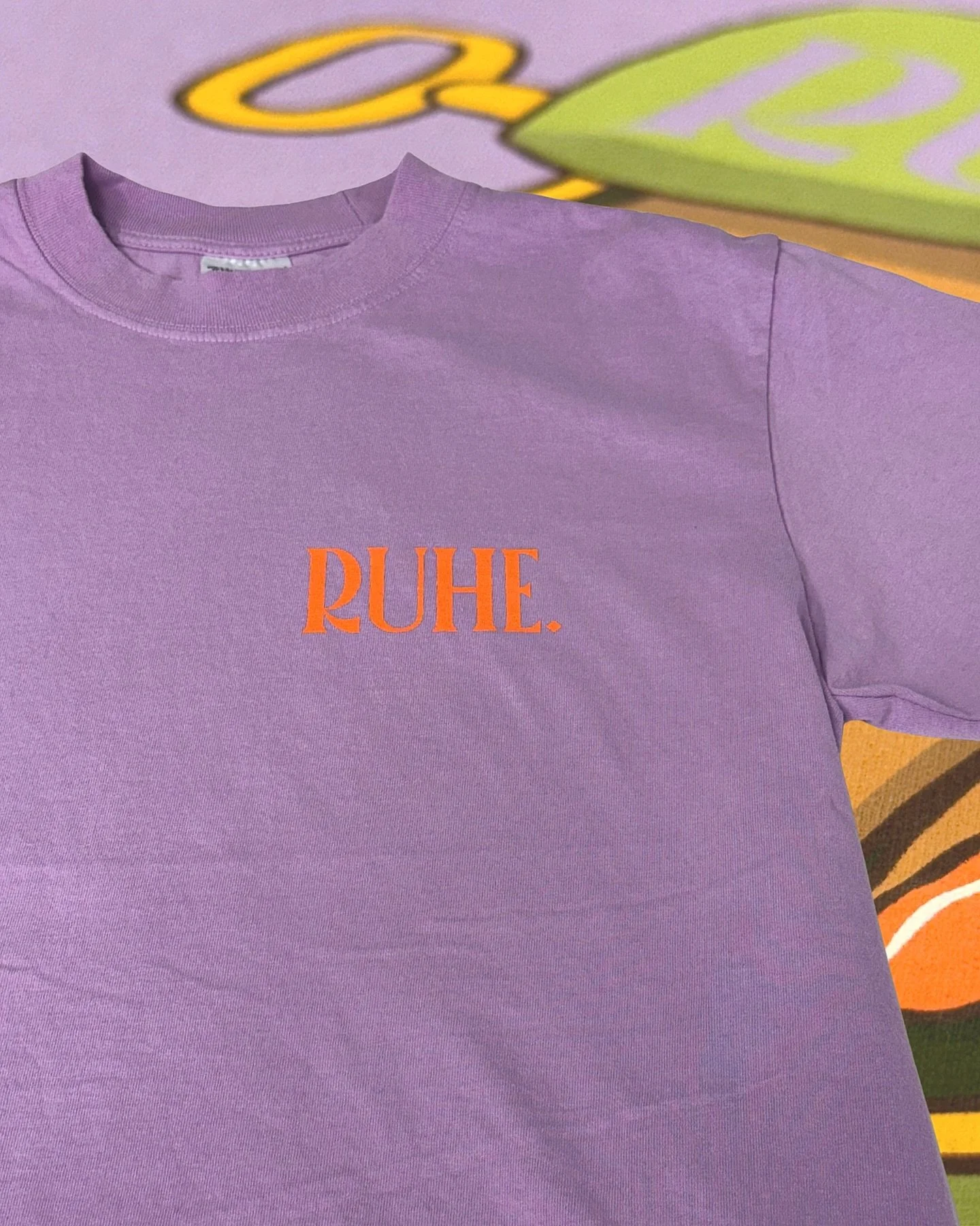 Master printer @critnasty nailed this back print for @ruhenailstudio 😍💅 
Design by @_____kirsten_ 

#screenprinter #screenprinted #buffalo #buffalony #nailsalon #printshoplife #printshops #qualityprints #printlife #shakawear #ruhenails