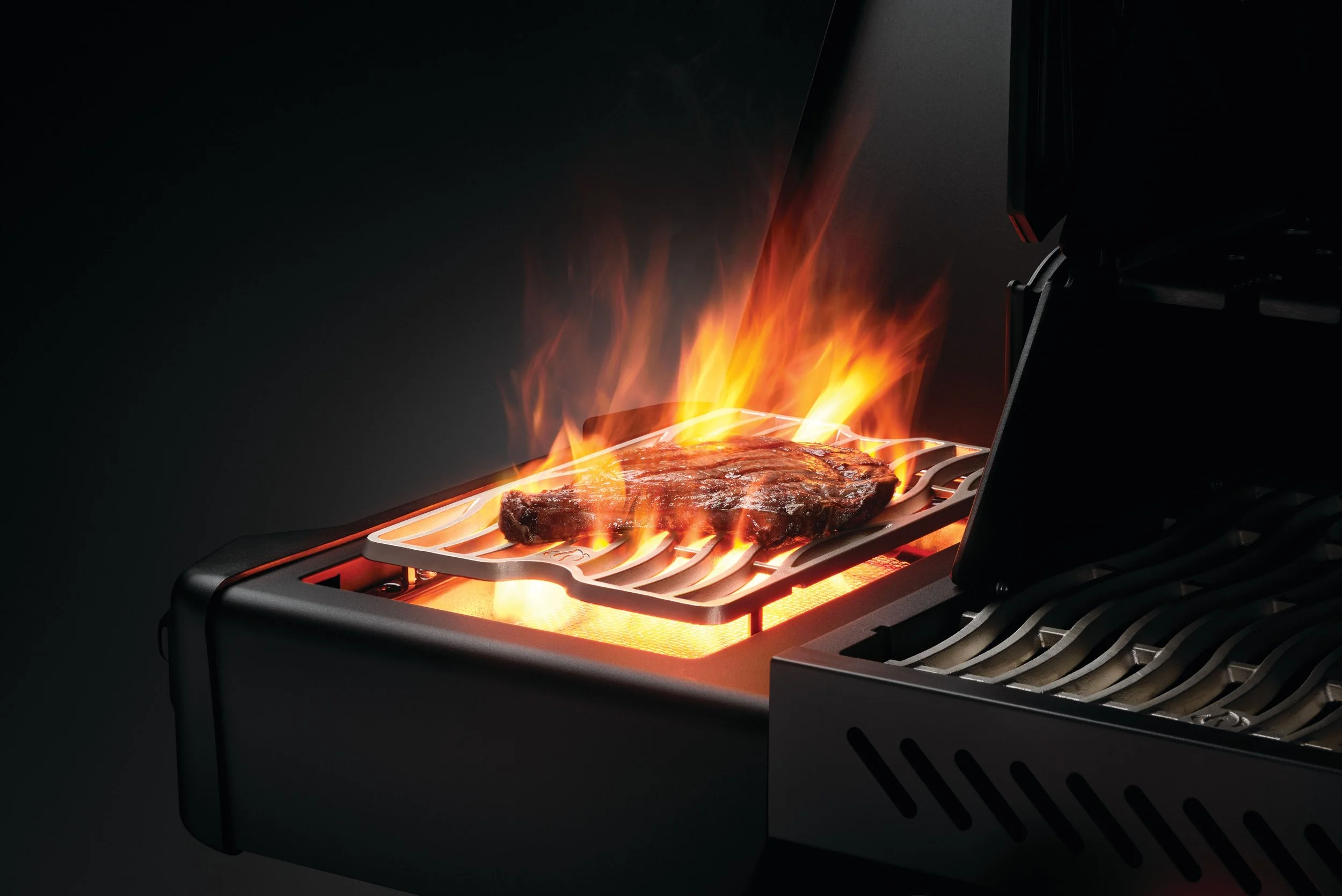 Original JPG-Prestige-Phantom-P500RSIBPMK-3-PHM-Detail-side-burner-steak.jpg