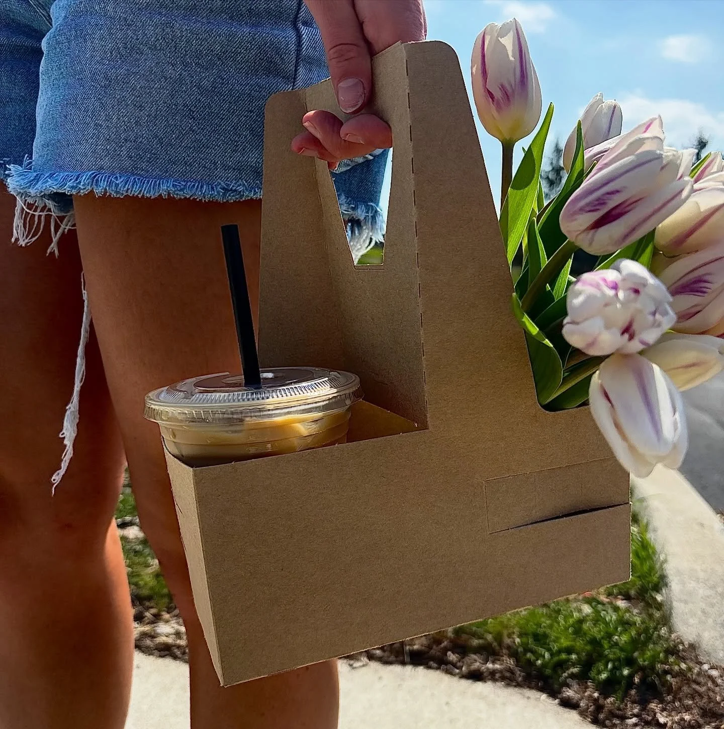 It will never not be the perfect day to get a coffee and some tulips (these are my favorite flowers btw) 🌷🌷🌷🌷

#ilovetulips #mochalounge #coffeeshop #fortwayne