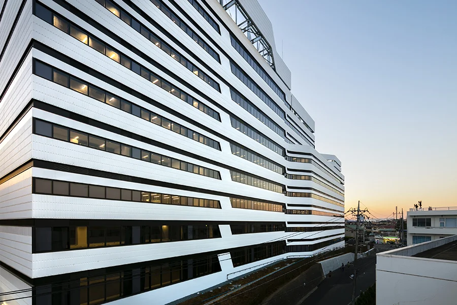 Hitoshi Abe B21 SS Tokyo - 01.jpg