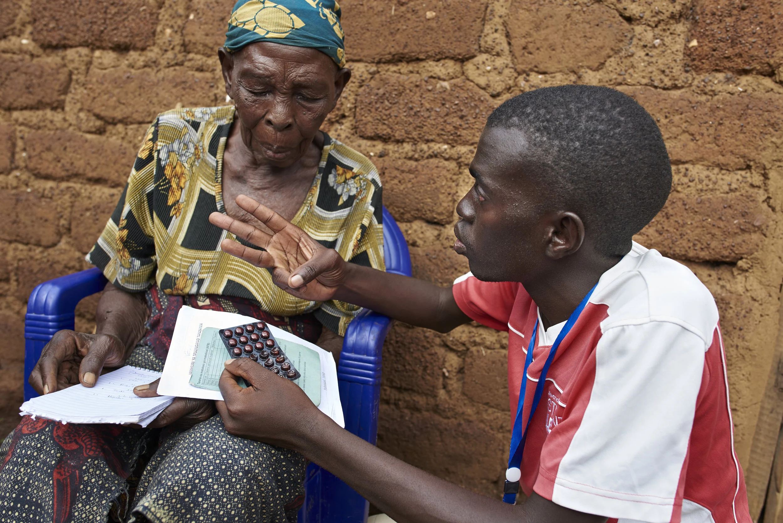 TB-REACH Community Health Volunteer, speaks with patient about her TB medication and explains her the importance of adhering to the treatment.