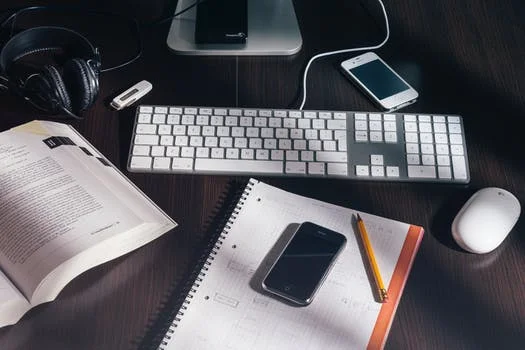 WorkDeskPhoneComputerBook-pexels.jpg