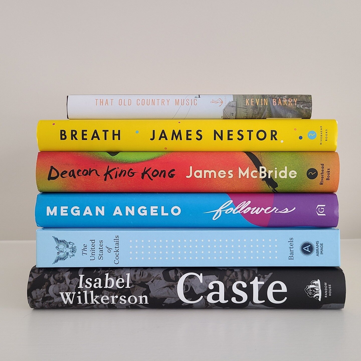 Today's guest blogger @misterwands talks to us about two of his greatest passions - books and music - and the way in which they can soothe our souls. Link in Bio.⠀
.⠀
.⠀
.⠀
#books #music #wellness #breath #remembertobreathe #literature
