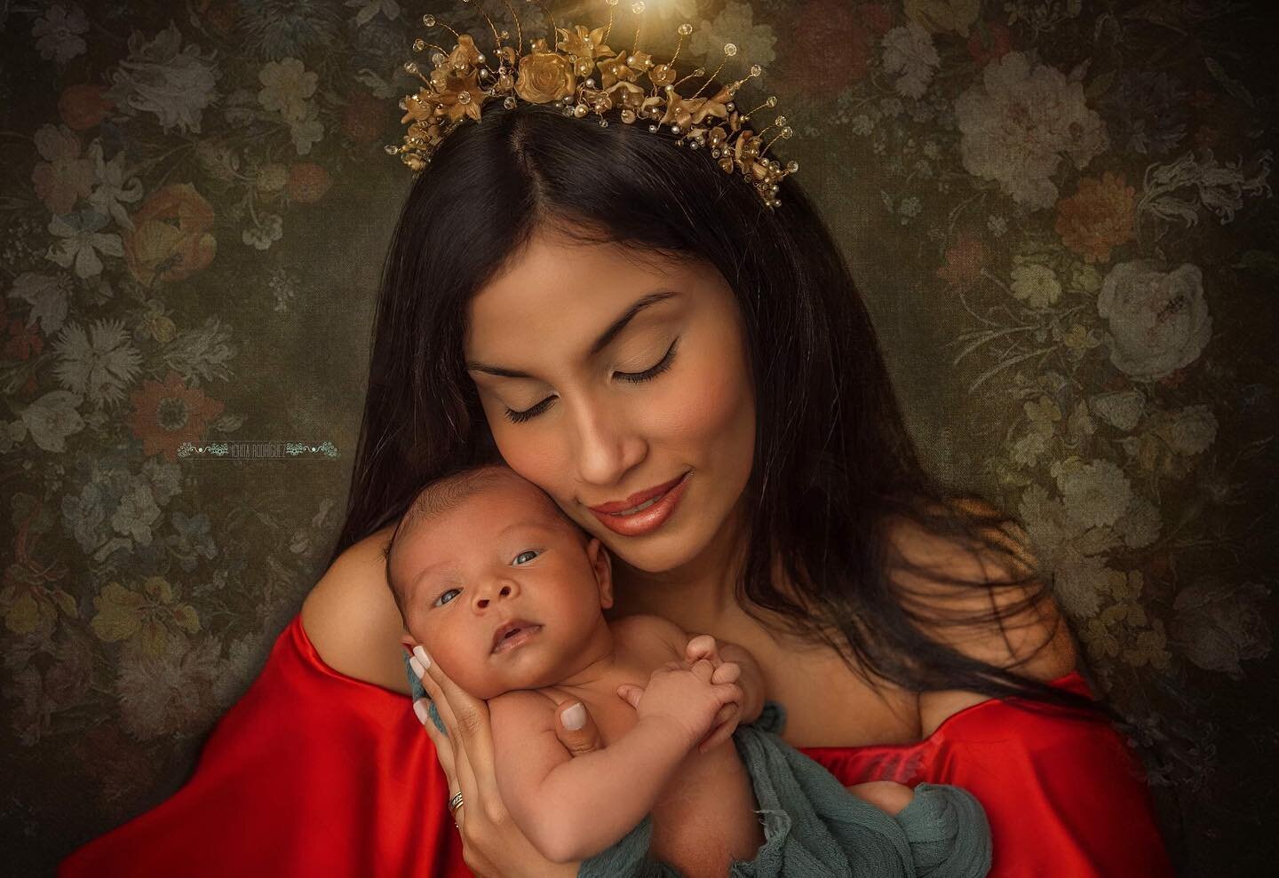 Puede haber algo m&aacute;s bonito que una mujer adorando a su reci&eacute;n nacido. Cuando abrazas a tu beb&eacute;, se para el tiempo 
Corona de @pinterhenidesign 
#maternityphotography #fineartportraits #reciennacido #amordemadre #divine #motherho