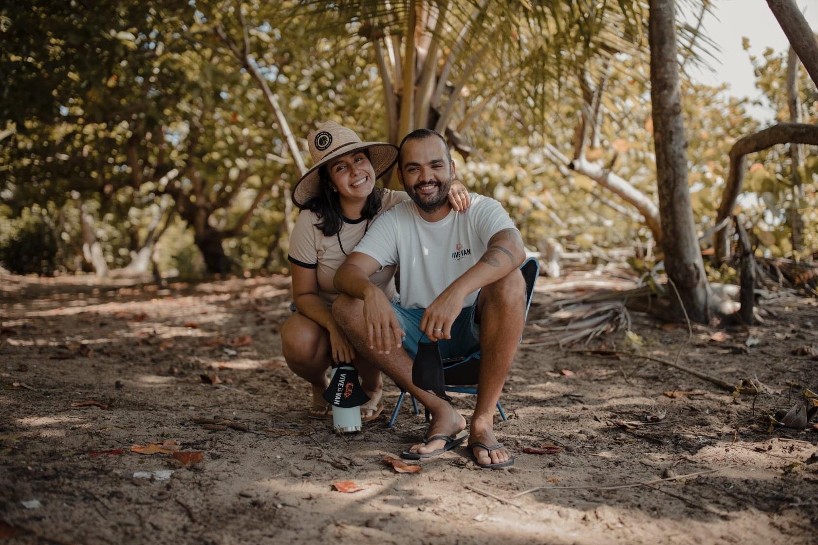 FOTO - Vive la Van Carlos Eduardo y esposa en playa.JPG
