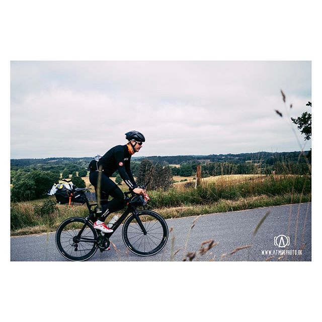 Det er sundt at komme lidt ud af komfortzonen ind i mellem ... 🎯
S&aring; onsdag, f&oslash;rste feriedag, pakkede jeg cyklen og begav mig lettere naivt ud p&aring; 800 km.-ruten fra @racearounddenmark 🇩🇰🚴&zwj;♂️💨💨💨
Jeg har set en stor del af d