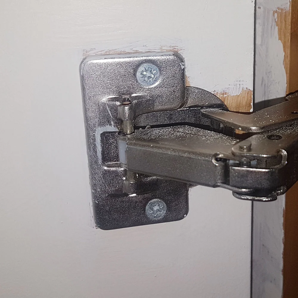 Similarly, the hinge wasn't removed prior to painting either