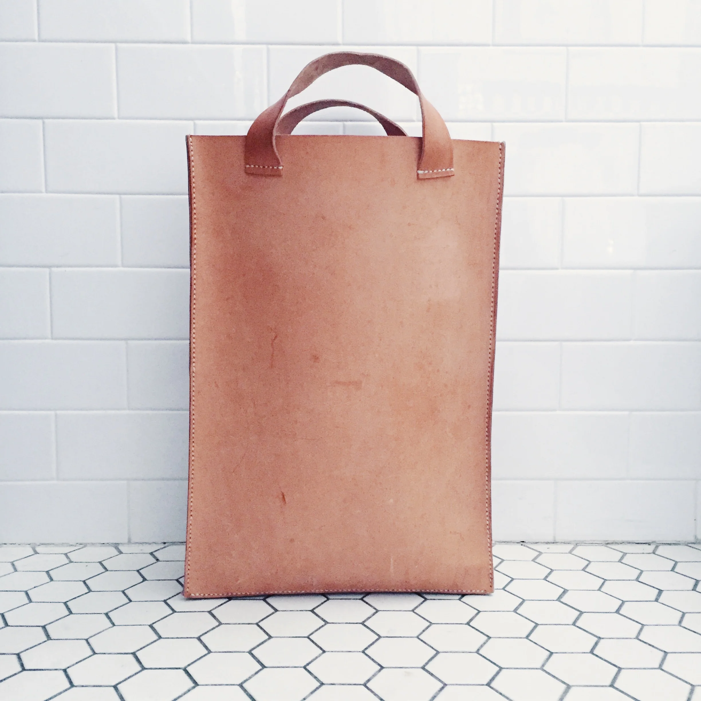 Vegetable-tanned cowhide, nylon |&nbsp;hand-stitched