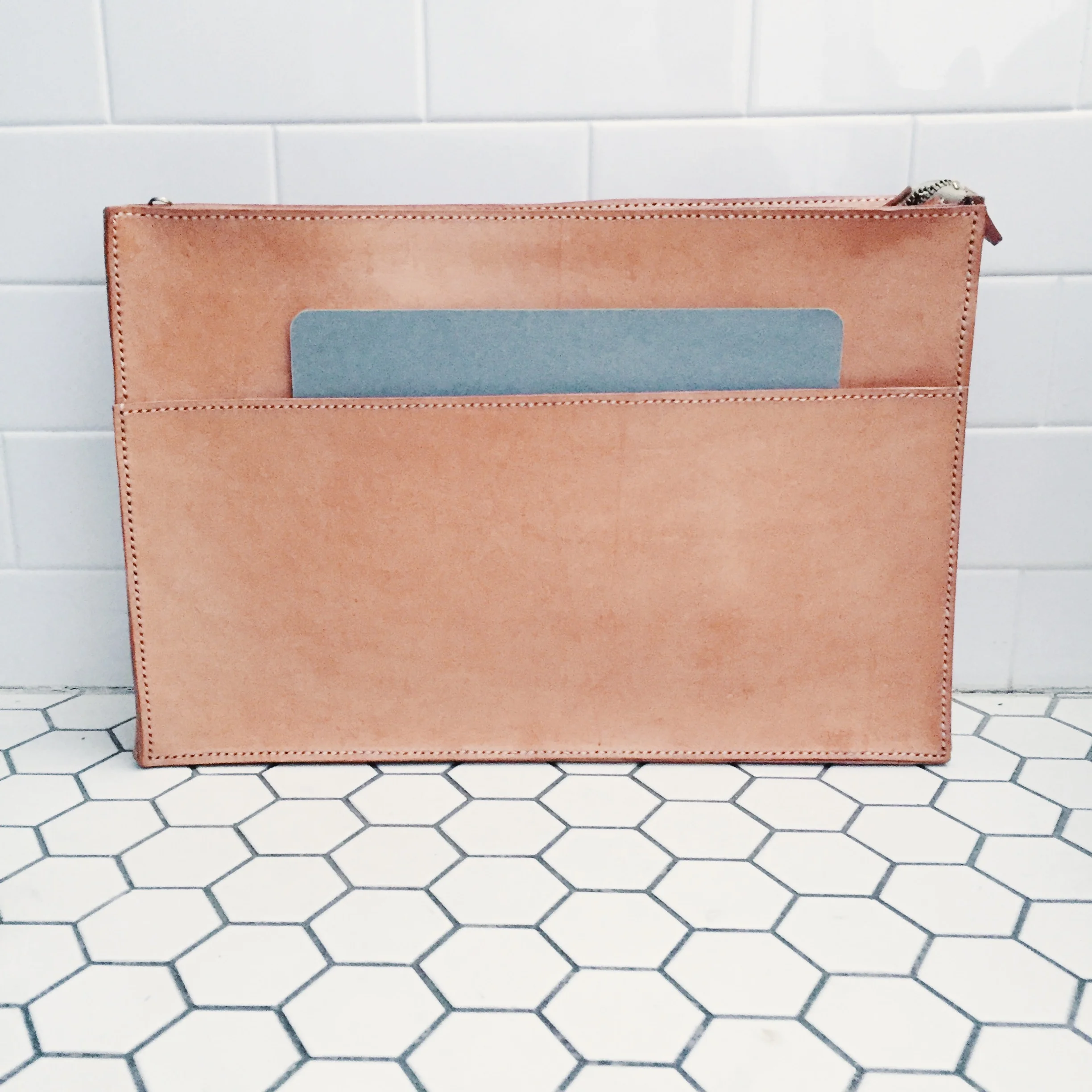 Vegetable-tanned cowhide, nylon, zipper //&nbsp;hand-stitched