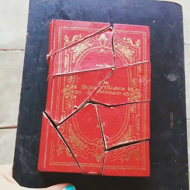 A broken book by @jocilonejr. #areyoubookenough_break #areyoubookenough #artistsbook #bookarts #bookbinding #bookbindingchallenge