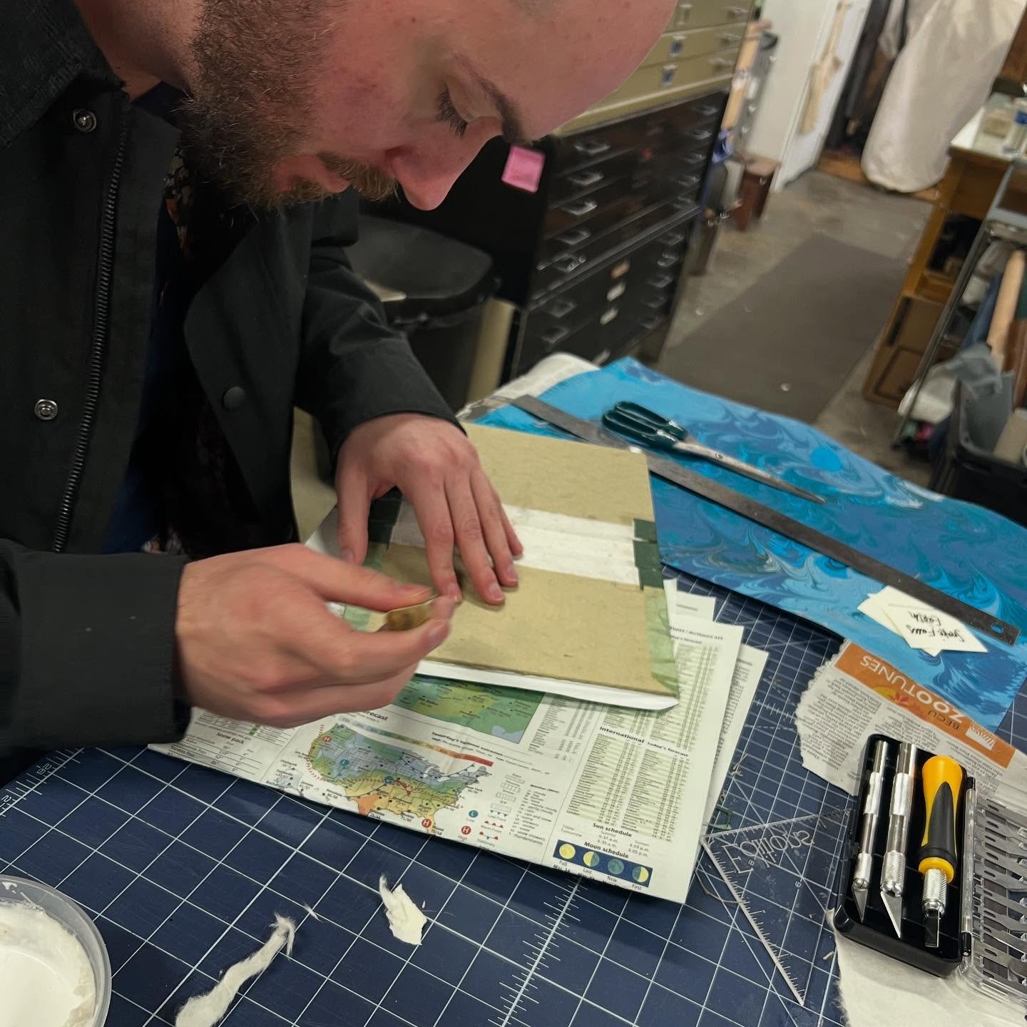 Excellent workshop yesterday on how to transform a trade paperback to a hardcover book. We have a full calendar of workshops&mdash;check them out at www.editions.studio/events 
#seattlebookarts #bookbinding #seattleartpost