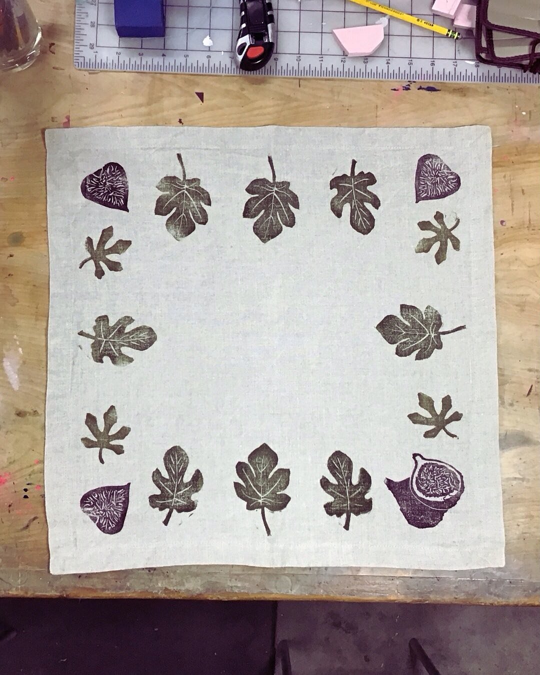 Check out this block printed tea towel made during a one-on-one Lino cut workshop!

#lino #linoprint #linocut #fig #figtree #illustration #bookart #bookarts #edition #ink #printmaking #print #printisnotdead #printisntdead #workshop #printmakingstudio