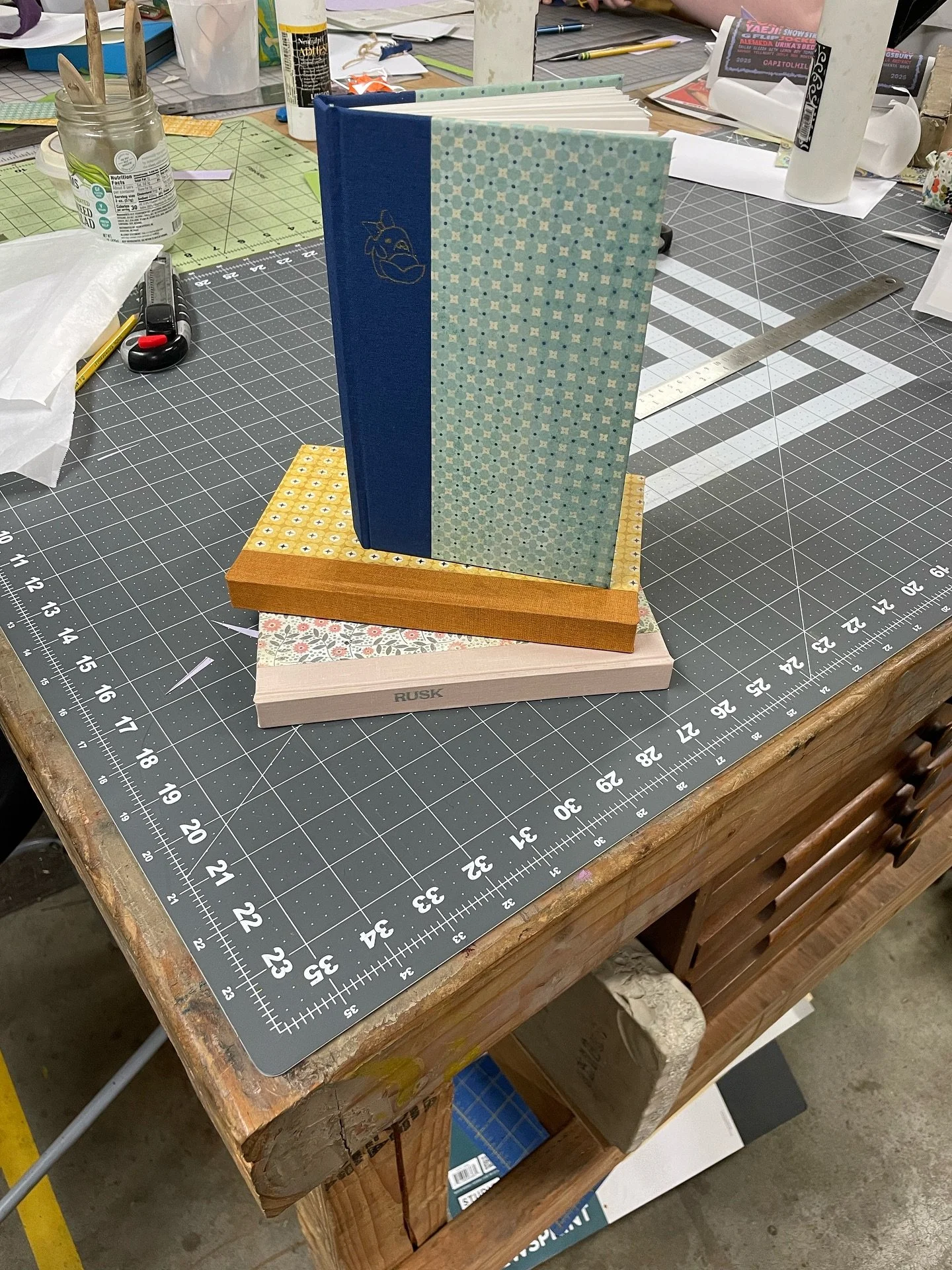 We had a couple folks in to prepare flat spines hardcovers and they really nailed it! The hot foil was a wily matter but there was success in the end!
 (That blue one was the first book their hands have made!🥹)

#handboundbooks #bookbindingforbeginn