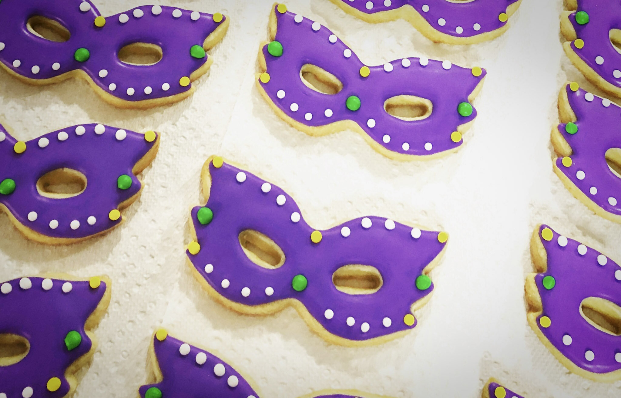 BAKERLOGY Set of 2 Carnival theme Cookie Cutters (Designs: Fleur de lis and  Mardi Gras Mask)