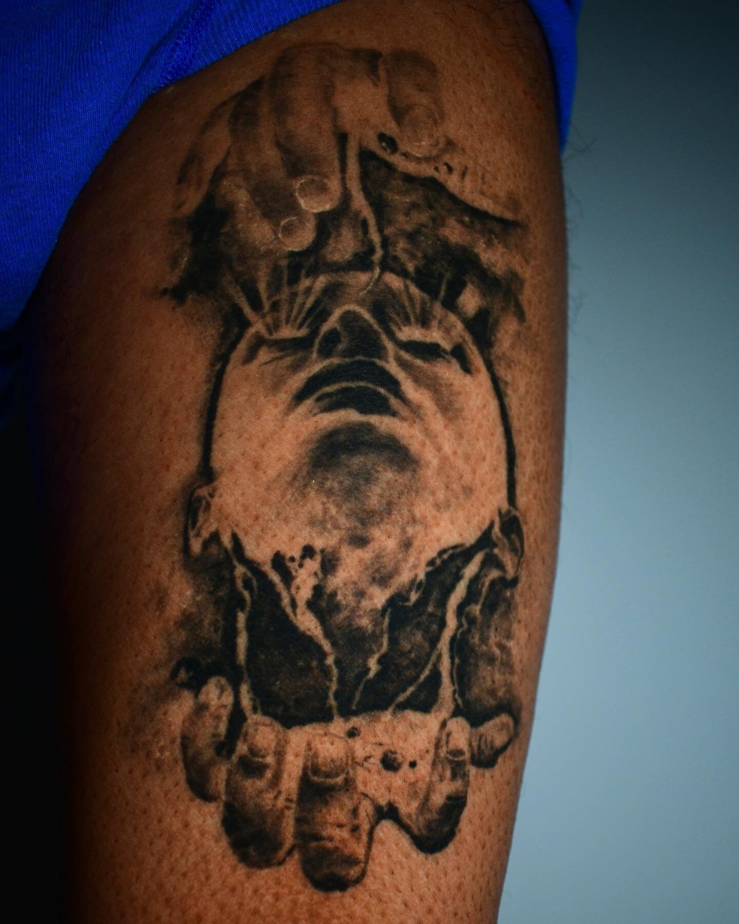 This a throwback 🥵

This tattoo is 2 years healed. It&rsquo;s a personal favorite and was custom made to fit the wearer&rsquo;s journey. Everything from the hands to the glowing eyes symbolize important things in this character&rsquo;s story.

#port