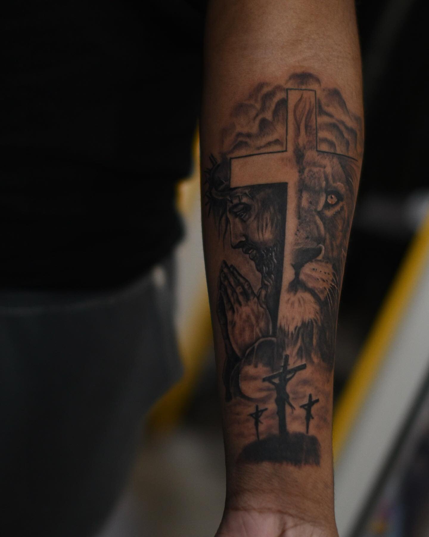 Tap in with this dope artist!!

Artist : @skard4lyfeink 

📍 Skard4lyfeink Tattoo &amp; Supply
📍425 Bowdoin st Dorchester 

#Skard4LyfeInk #letsgetinky #bostontattooartist #bostontattoos  #bostontattooshop #dorchester #igink #boston #tattooboston #i