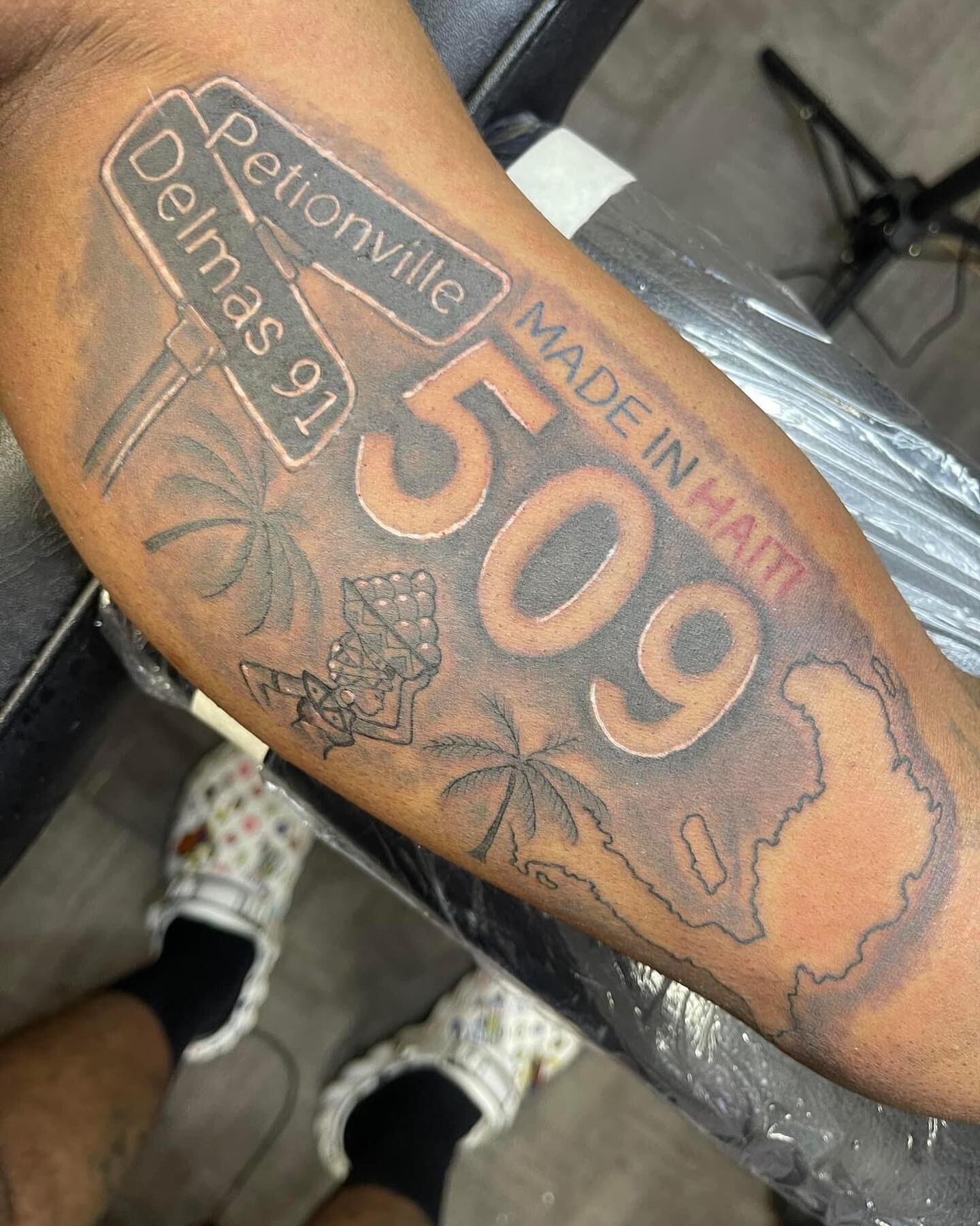 TAP INNN!!!!!

Artist : @loyaltytatink 

📍 Skard4lyfeink Tattoo &amp; Supply
📍425 Bowdoin st Dorchester 

#Skard4LyfeInk #letsgetinky #bostontattooartist #bostontattoos  #bostontattooshop #dorchester #igink #boston #tattooboston #igtattoo