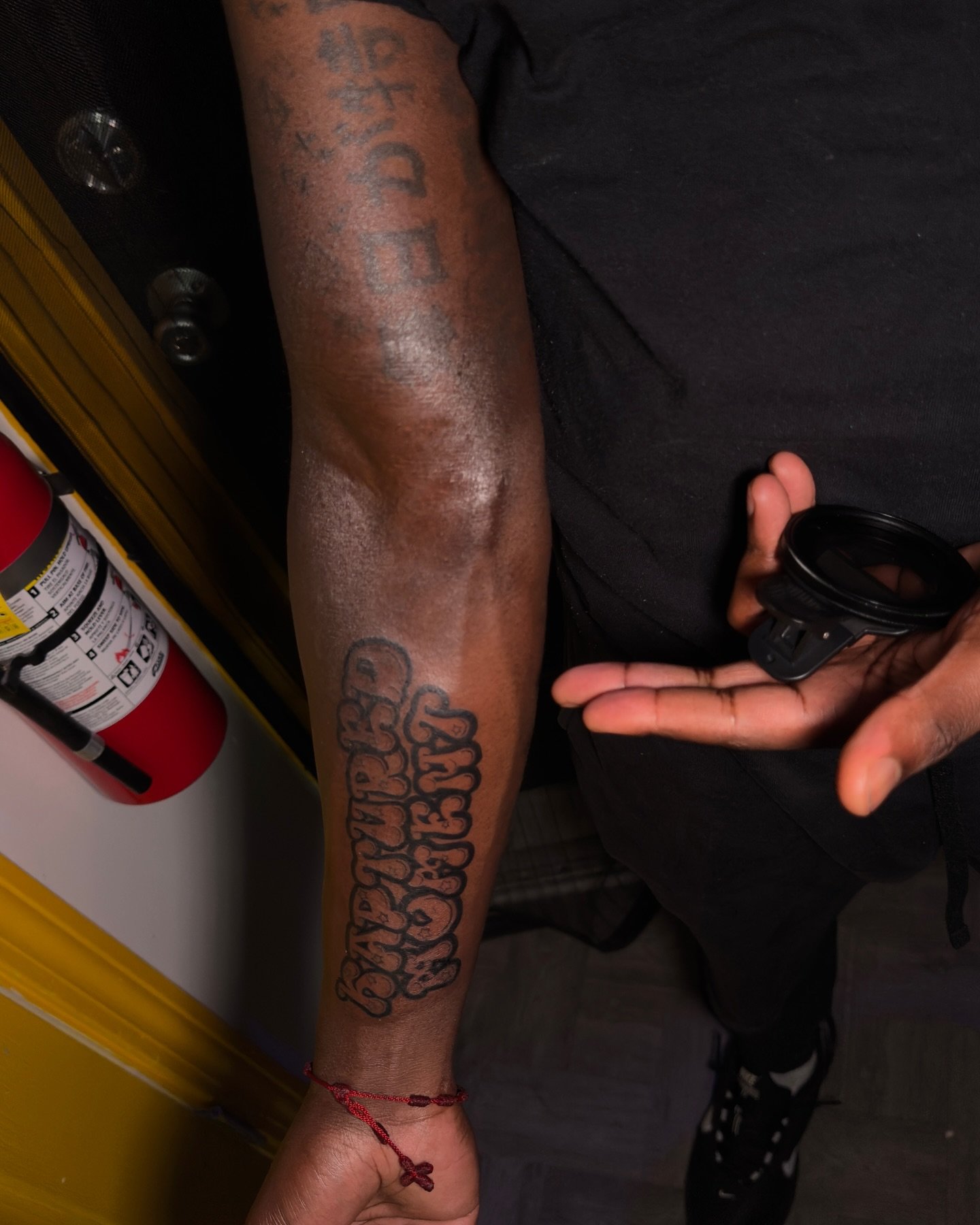 We be trading service !! He got his logo tatted def tap in with my guy @kaptured.moment for ya photo shoots or rap videos he tuff 🔥🔥