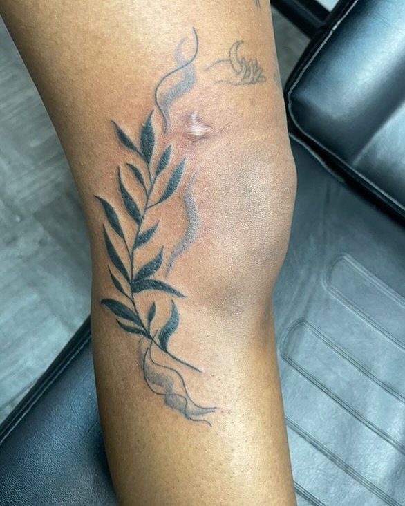 My BEST SMELLING CLIENTS OMGGG, I love them so much 😭❤️❤️ def freehanded the knee tatt too 😚