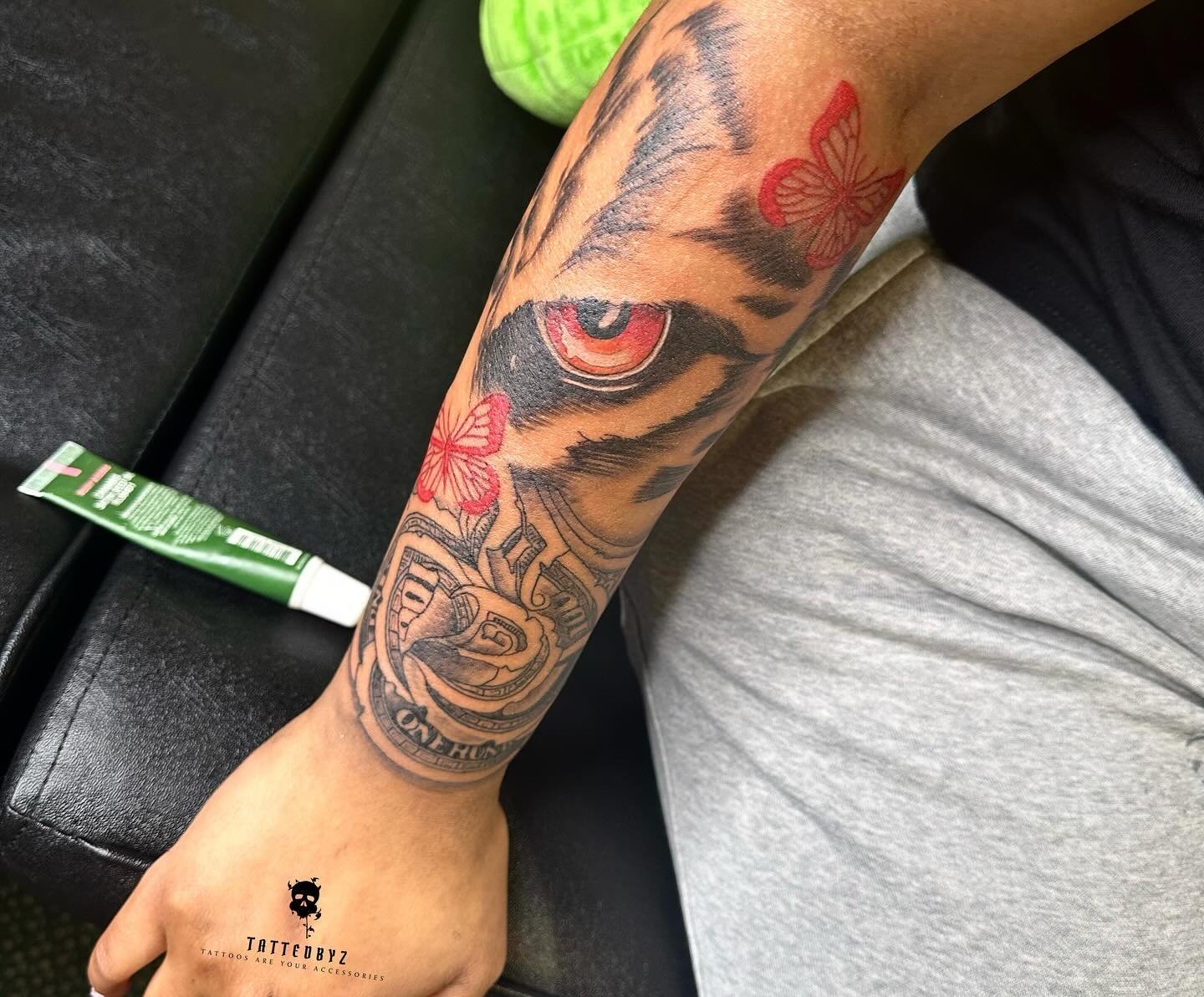 💥 #tattoo #tattooideas #femaletattoo #mentattoo #boston #bostontattoo #bostontattooartist #tattooartist #femaletattooartist #tatted #tattedbyz #armtattoo #foottattoo #legtattoo #matchingtattoos #jokertattoo #blackinktattoo #redinktattoo #colortattoo