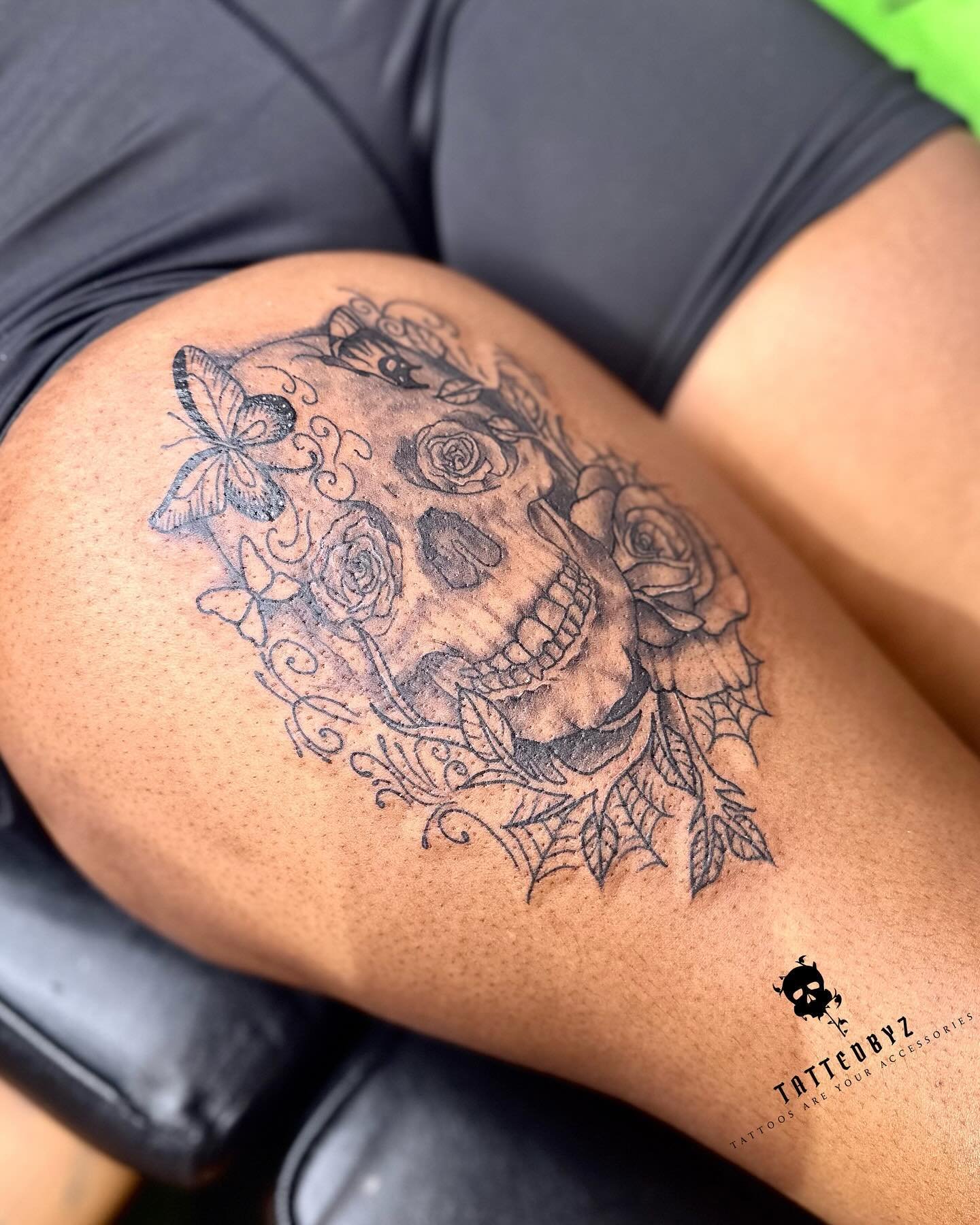 Black and red ink tattoos 🐞  #tattoo #tattooideas #mentattoo #femaletattoo #boston #bostontattoo #bostontattooartist #femaletattooartist #tattooartist #tatted #tattedbyz #blackinktattoo #redinktattoo #skulltattoo #flowertattoo #armtattoo #butterflyt