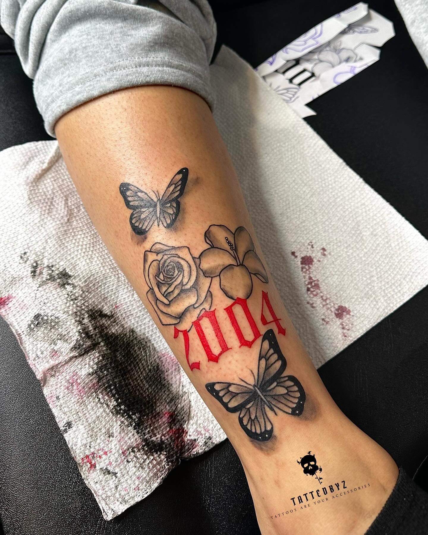 Loved these ideas 💥 #tattooideas #customtattoo #femaletattoo #mentattoo #boston #bostontattoo #bostontattooartist #femaletattooartist #tattooartist #colortattoo #redinktattoo #blackinktattoo #spinetattoo #handtattoo #armtattoo #legtattoo #flowertatt