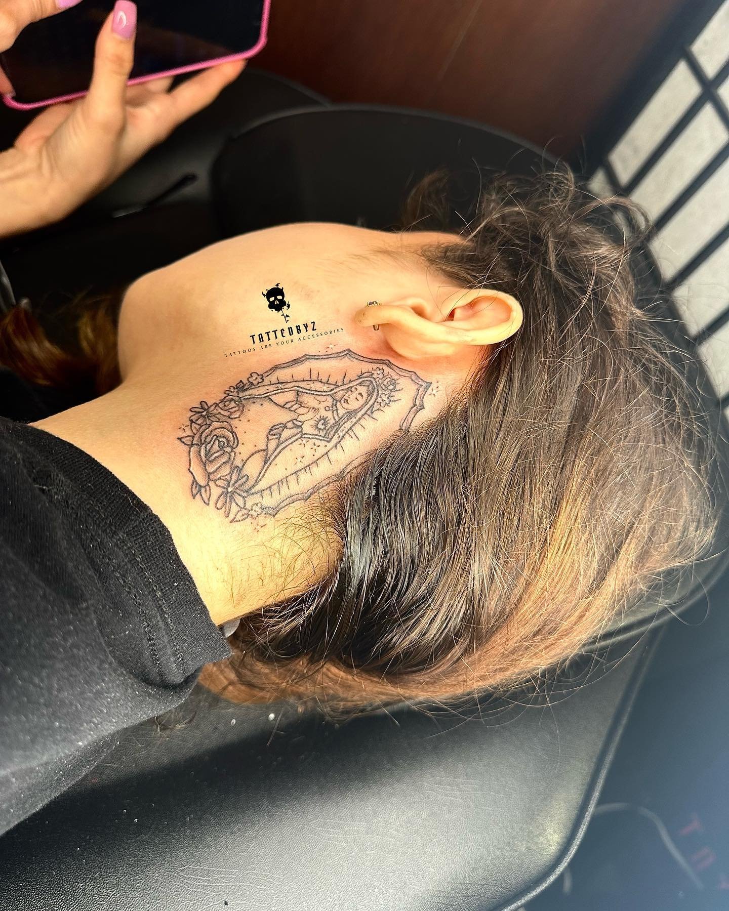 Happy holidays 🎄🙌🏽 #tattoo #femaletattoo #tattooideas #boston #bostontattoo #bostontattooartist #femaletattooartist #tattooartist #tatted #tattedbyz #armtattoo #necktattoo #purpleink #redinktattoo #blackinktattoo #flowertattoo #quotetattoo #roseta