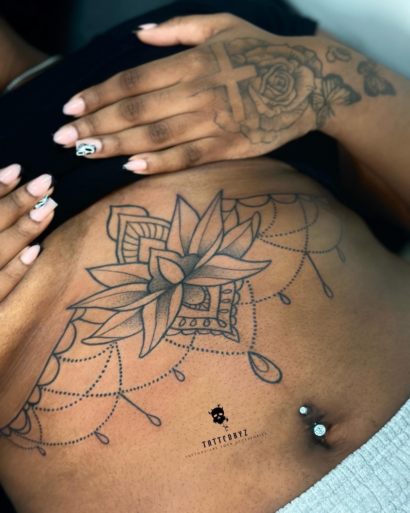 December schedule will be out on the 1st !!🫶🏽 #tattoo #tattooideas #customtattoo #femaletattoo #mentattoo #boston #bostontattoo #bostontattooartist #femaletattooartist #tattooartist #tatted #tattedbyz #armtattoo #legtattoo #flowertattoo #quotetatto