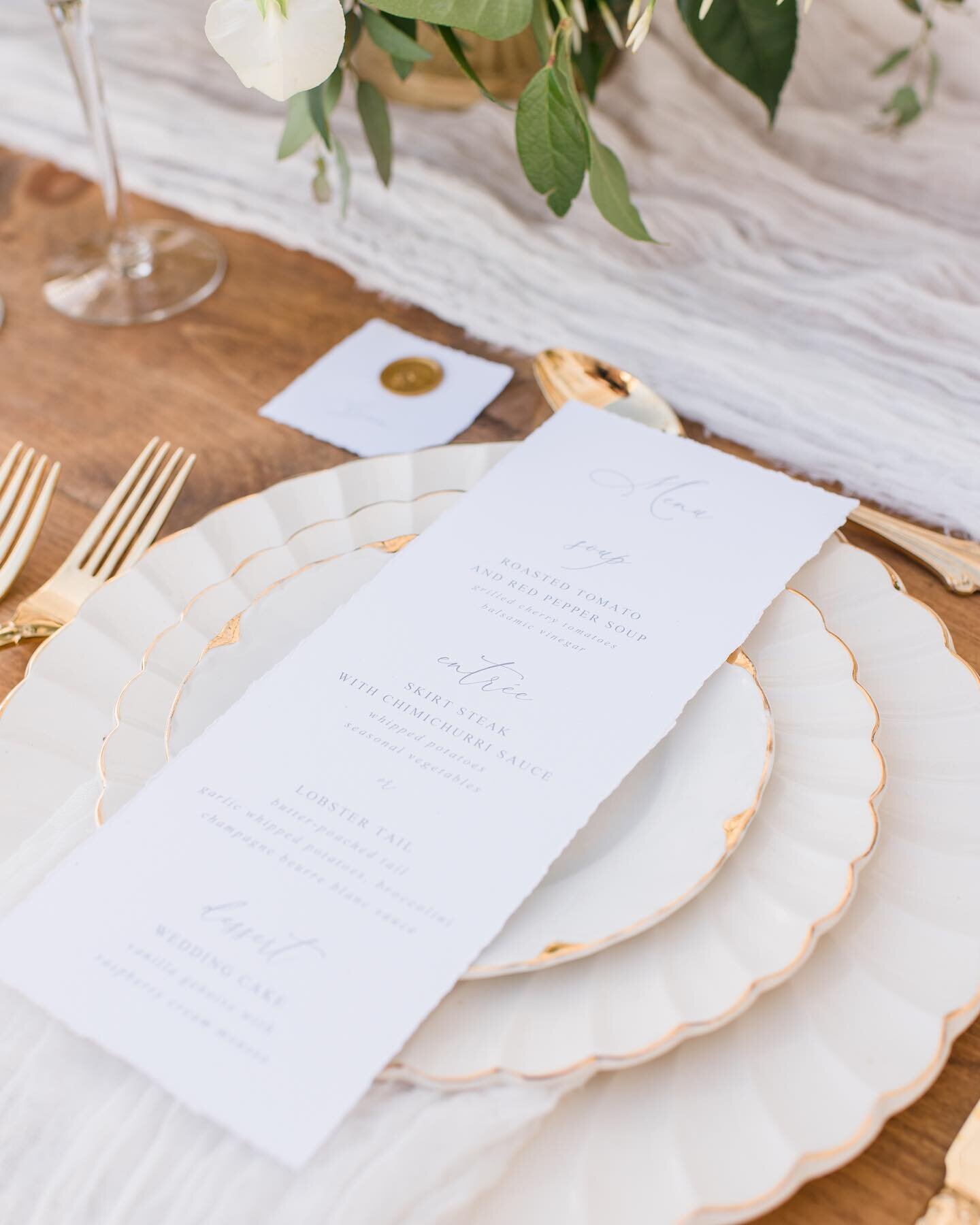 Classic cream plates, handmade deckled edge paper and gold vintage details. 😍 
So much texture and layers went into this tablescape design for a soft, elevated and romantic barn wedding. Do you love it too?