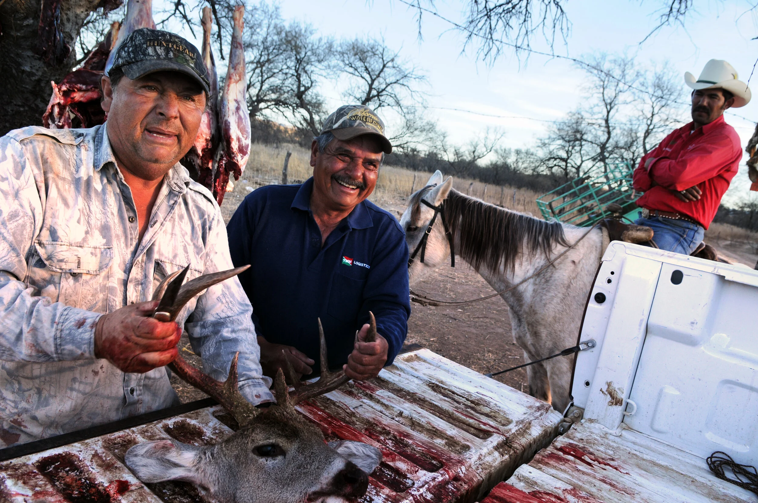 guides and deer in truck.jpg