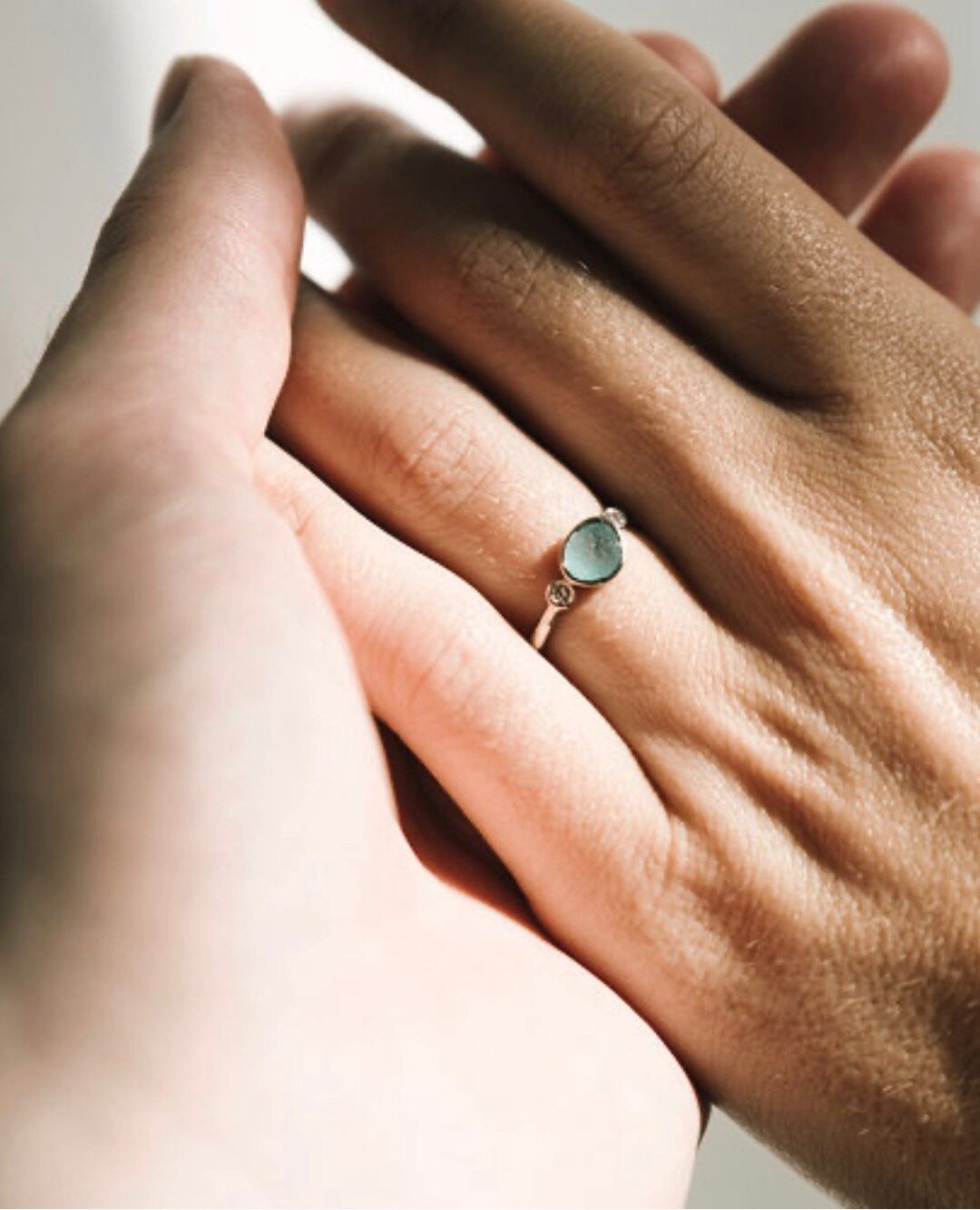 I adore this gorgeous picture of his fianc&eacute;e&rsquo;s Thea engagement ring taken by photographer @iamharrycooke last year 💚

Harry chose the aqua sea glass &amp; white diamond combination, bezel set in white gold, and set in a recycled silver 