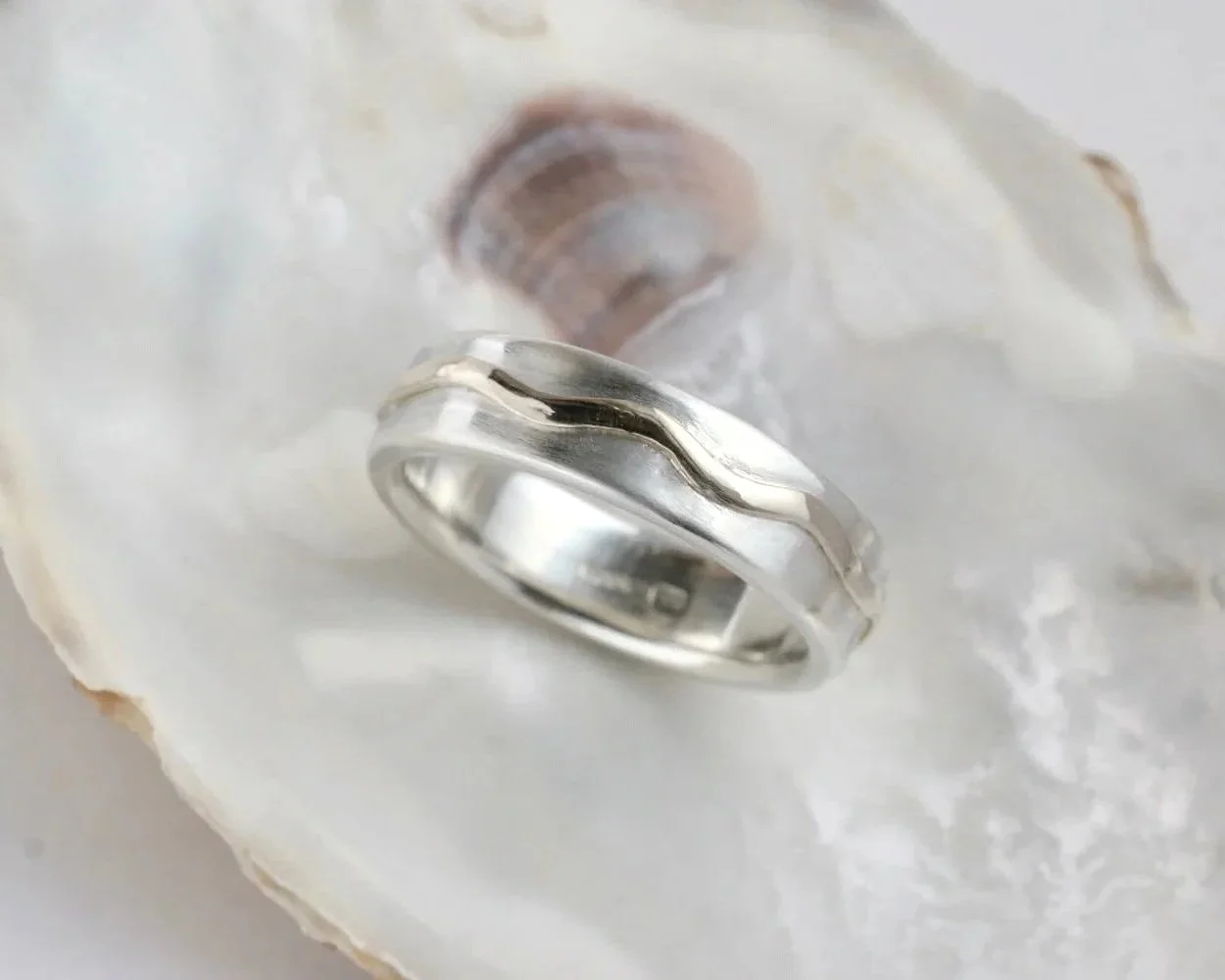 Escalls wedding ring with White Gold Wave