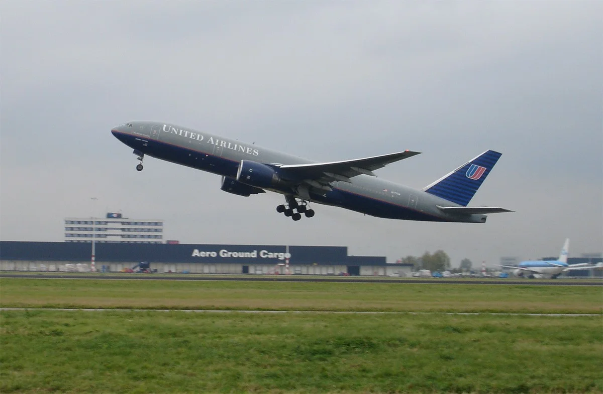 United_Airlines_aircraft_taking_off.jpg