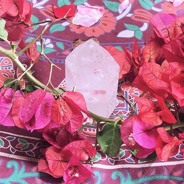 The rose quartz represents unconditional love. Let us give ourselves permission on this beautiful Sunday to love without limitations. Lovely people, I love you all the way you are. #rosequartz #unconditionallove #consciouslove #spiritualsunday #trave