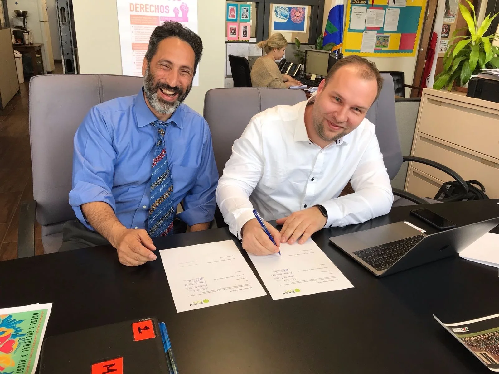 Contract Signature PArentCom Academia Avance.jpg