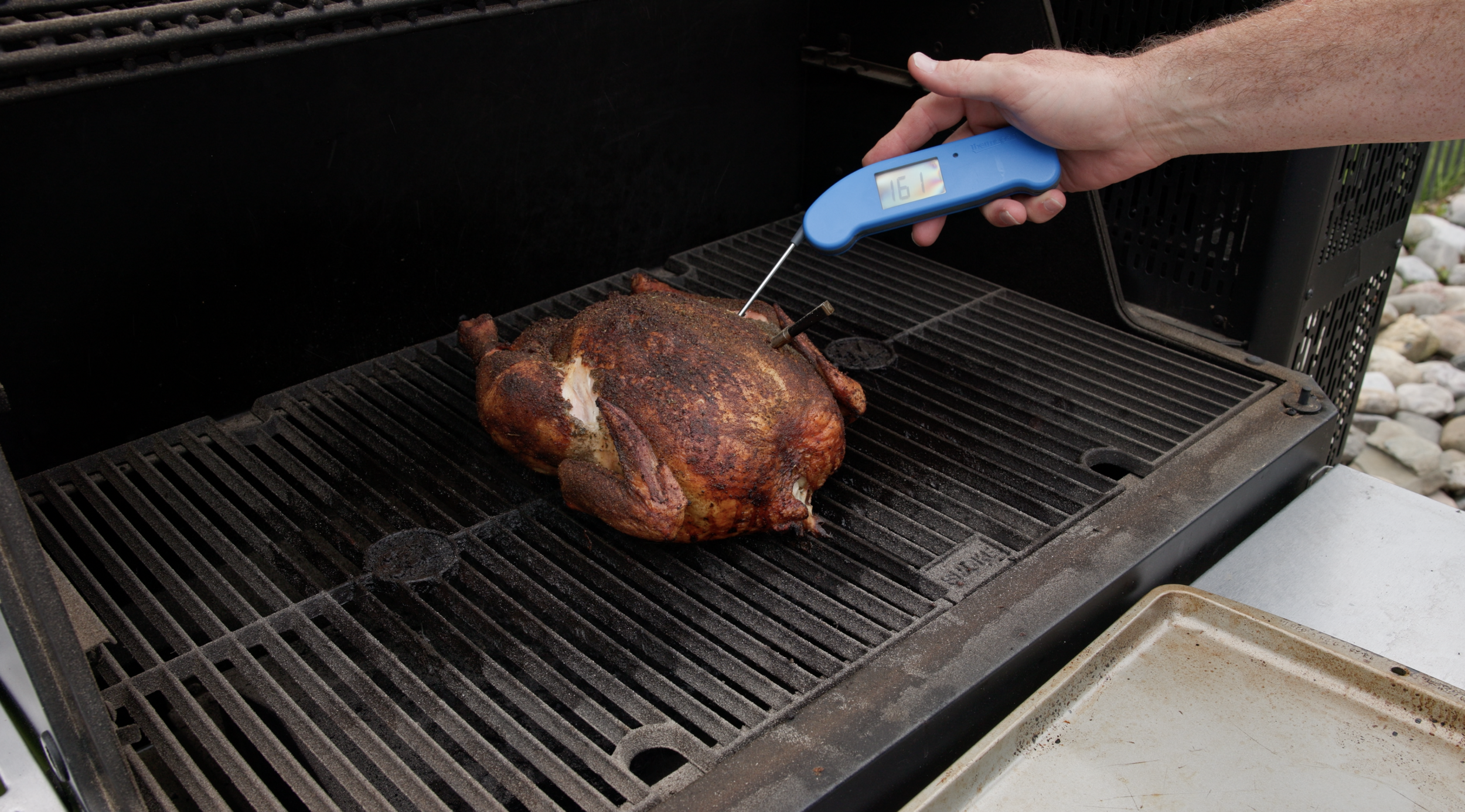 π Juicy Smoked Backyard Chicken with the Masterbuilt Gravity Smoker