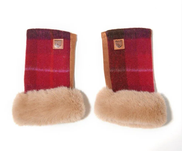 Fuschia Mitten.jpg