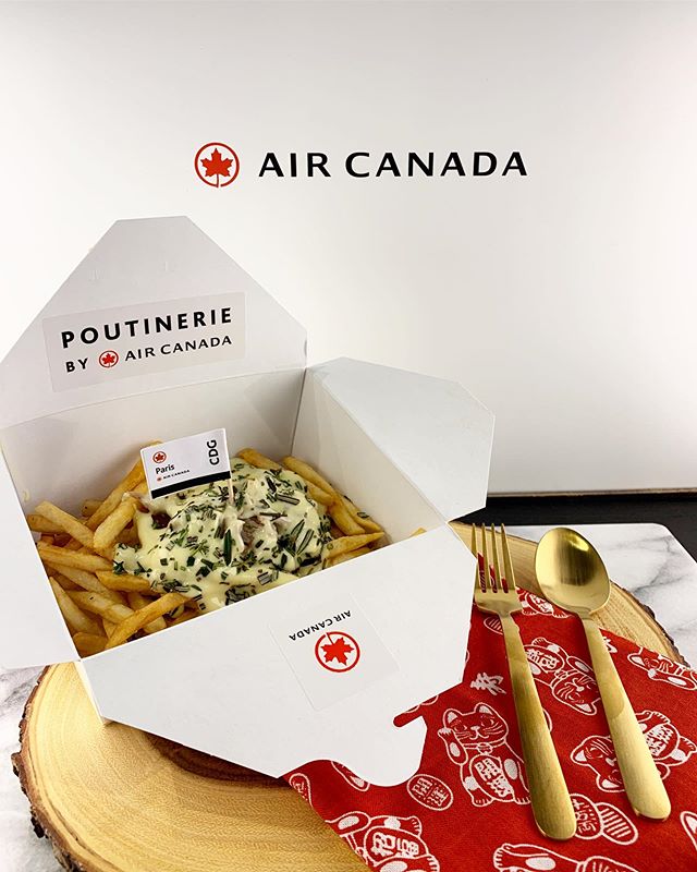 Paris ✈️ French Fries with Duck Confit and Creme de Brie with Black Pepper 🤤 - Head on over to the pop up that opens today in Downtown Crossing and try out all the flavors ~
&bull;
&bull;
📍Poutinerie by @aircanada pop up #grandopening #aircanadafli