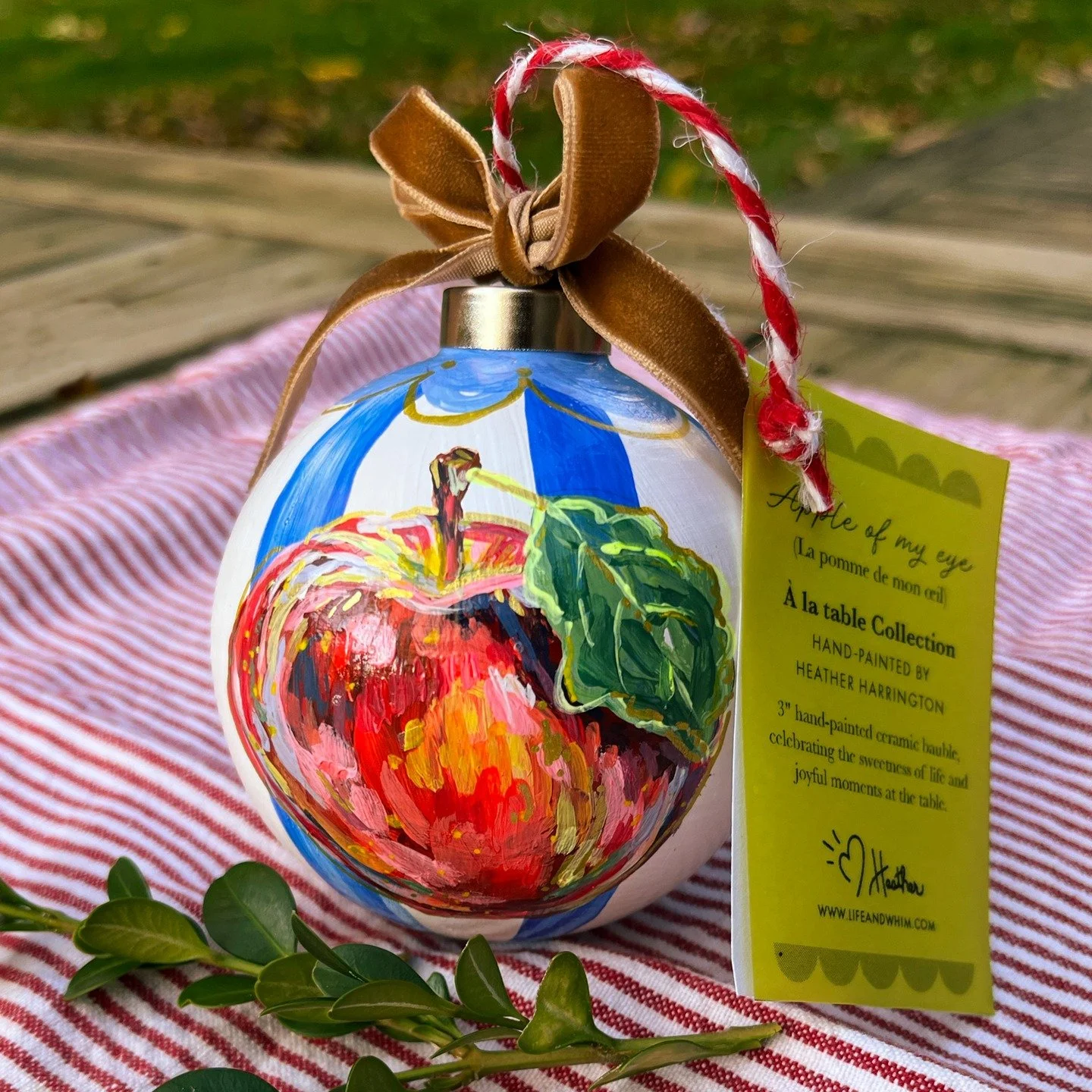The apple of your eye &mdash; or your tree! 🍎
This 3" hand-painted ceramic apple bauble from my &Agrave; la table mini series makes a heartfelt holiday gift. The backside features a hand-painted heart with Joie (Joy) &mdash; a sweet touch for s