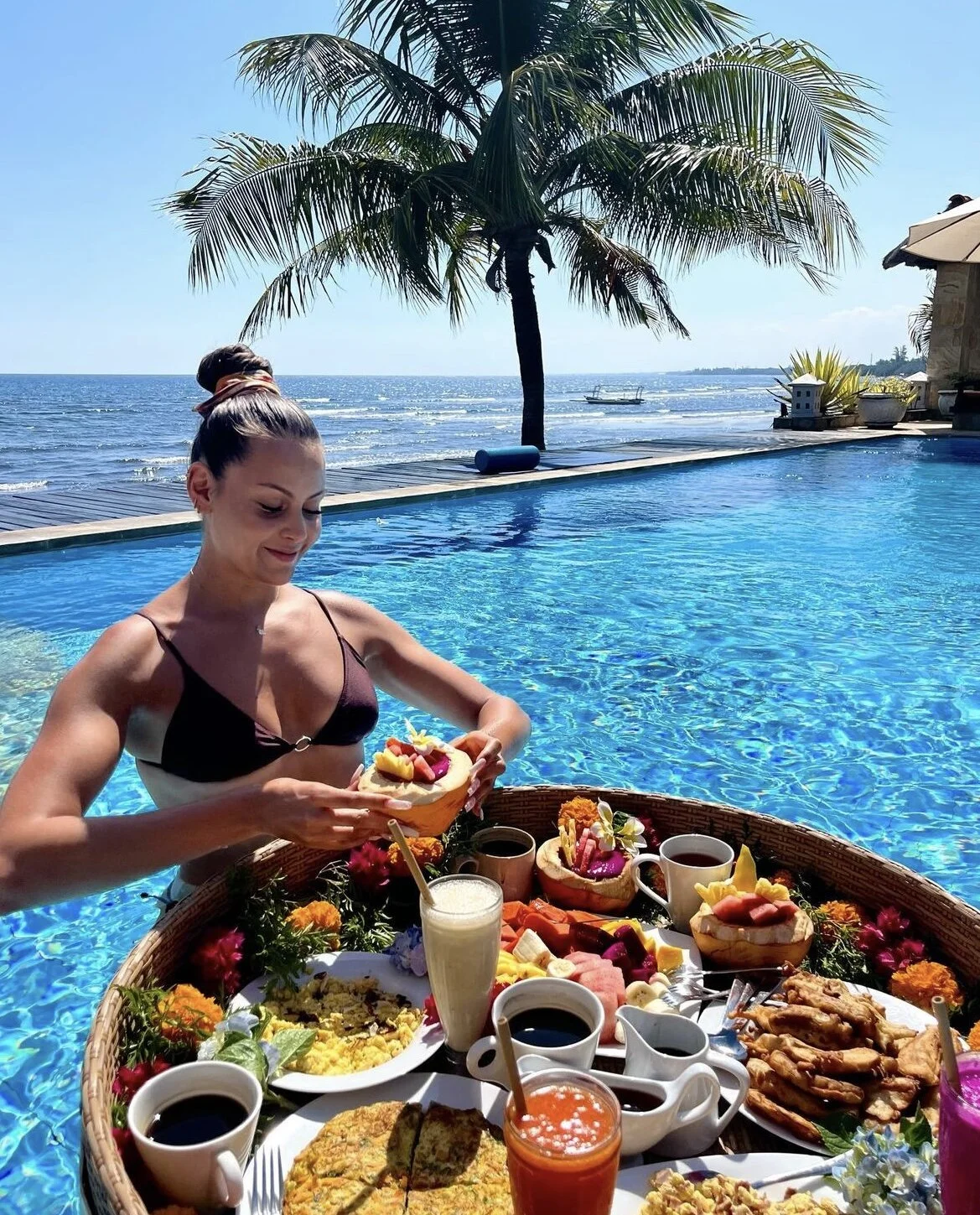 Dive into the day with our floating breakfast experience at The Villas North Bali. Don't lift a finger and indulge in a delicious spread served in the infinity pool. Breakfast never tasted so refreshing. 🥞🌺 #FloatingBreakfast #PoolsideIndulgence #T