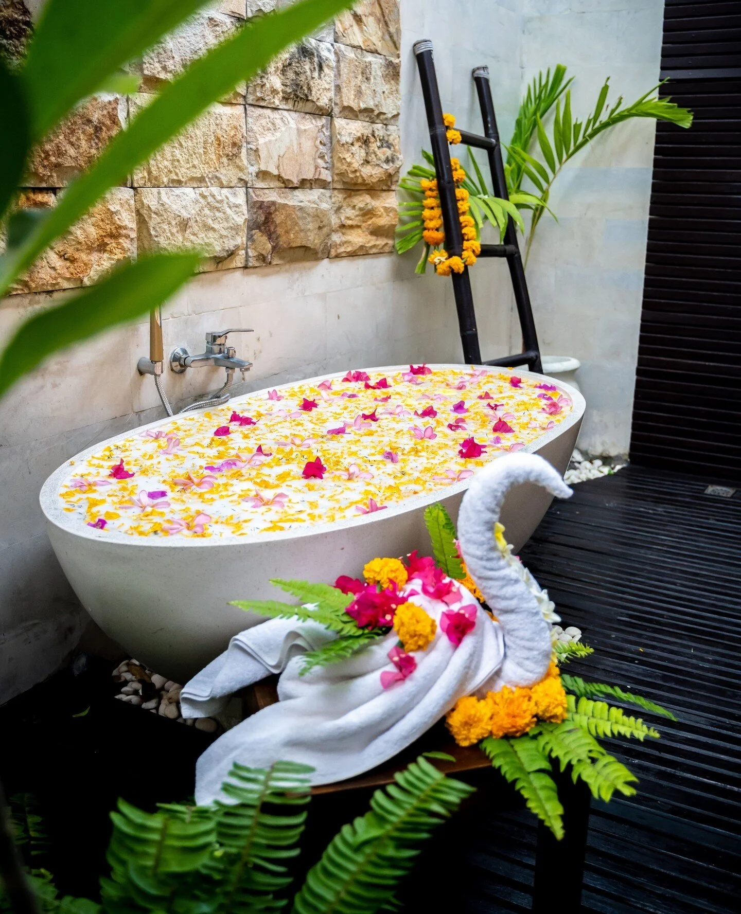 Embrace tropical serenity with a hint of luxury! 🌺 Step into our king suite's outdoor oasis, complete with a freestanding bath adorned in Balinese blooms. The perfect haven for relaxation. 🛁🌿⁠
⁠
Are you ready to immerse yourself in this slice of p